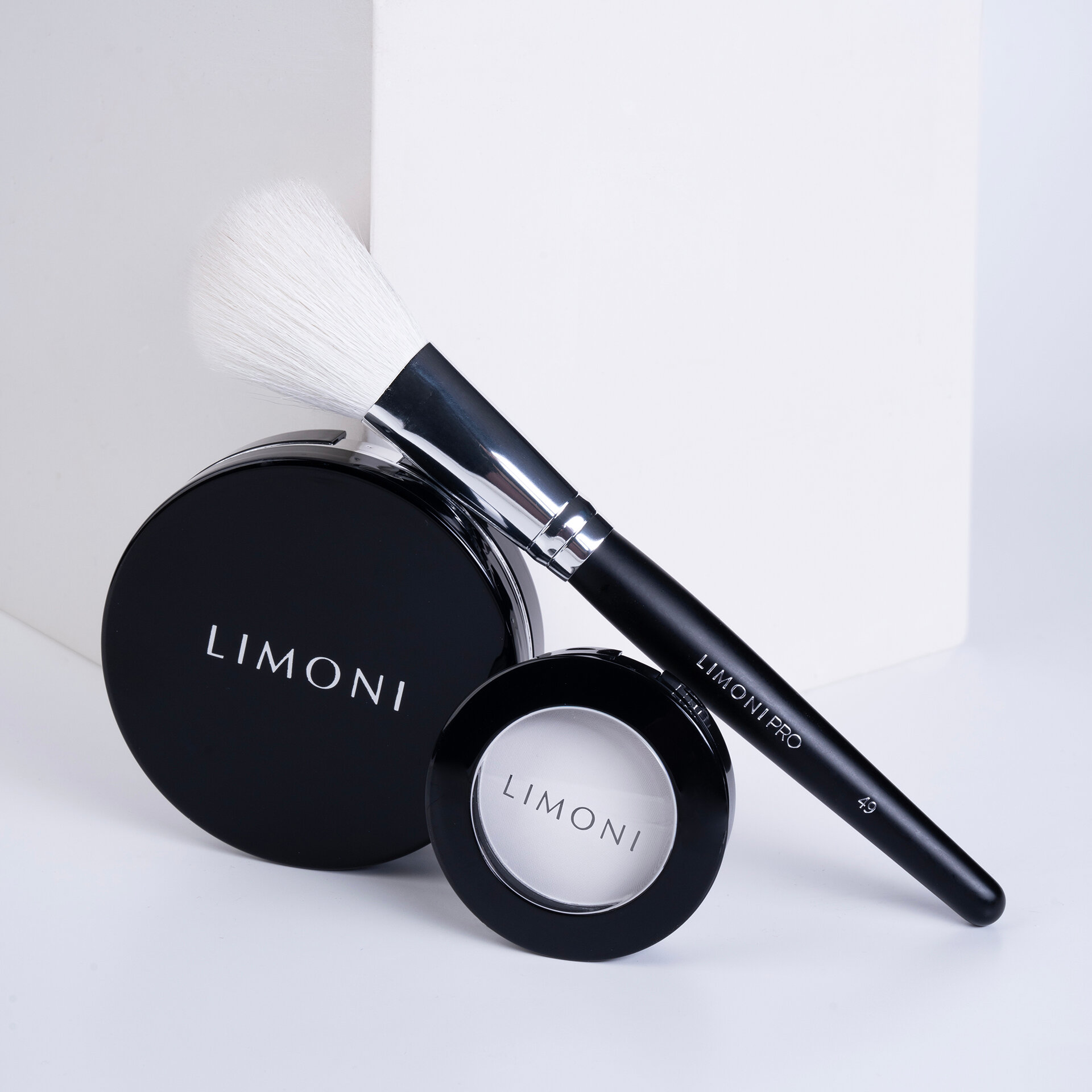 LIMONI Пудра компактная матирующая "Transparent matte powder", тон 01 (3,5 г.)