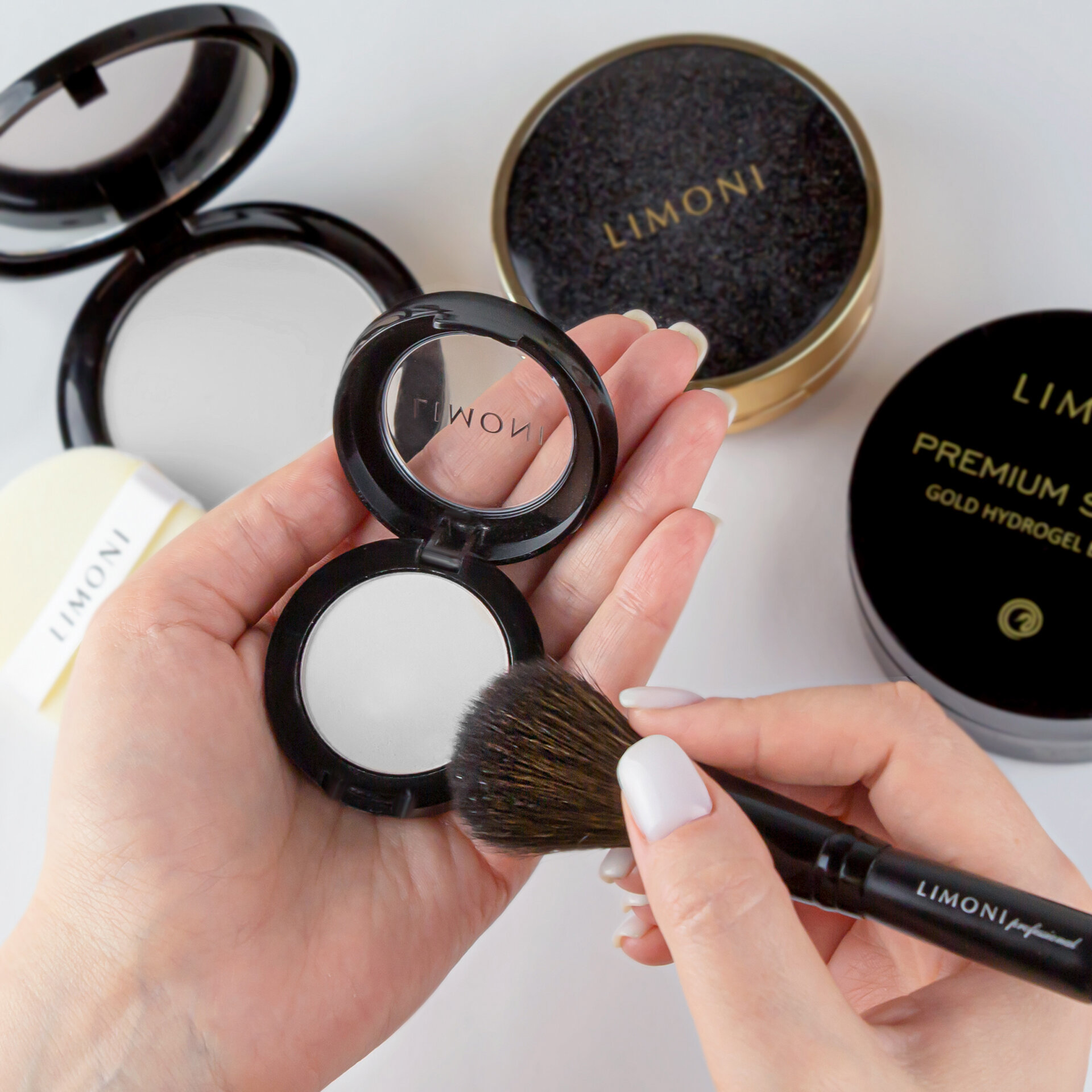 LIMONI Пудра компактная матирующая "Transparent matte powder", тон 01 (3,5 г.)