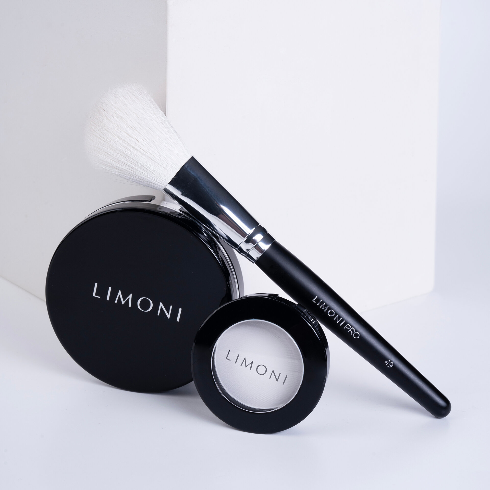 LIMONI Пудра компактная матирующая "Transparent matte powder", тон 01 (10 г.)