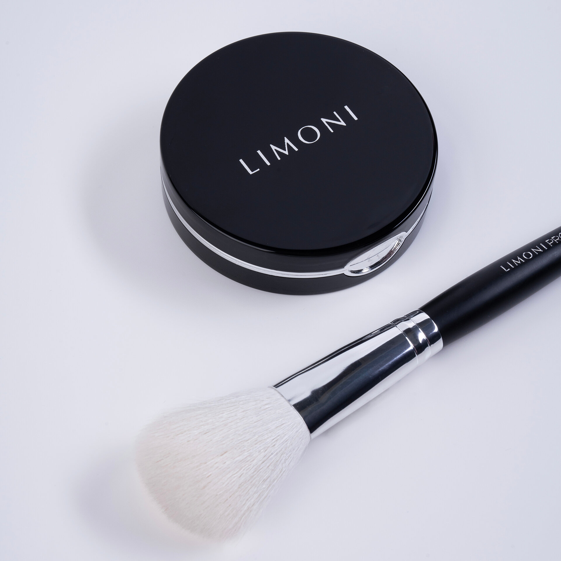 LIMONI Пудра компактная матирующая "Transparent matte powder", тон 01 (10 г.)