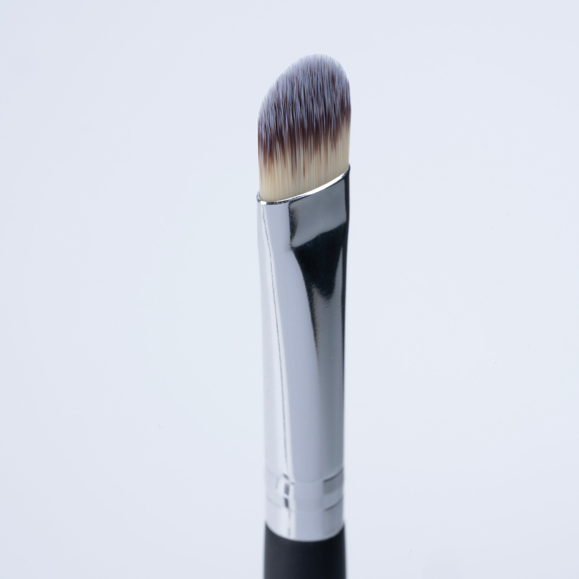 LIMONI Professional №32 Кисть двусторонняя для жидких тональных средств и подводок (нейлон)