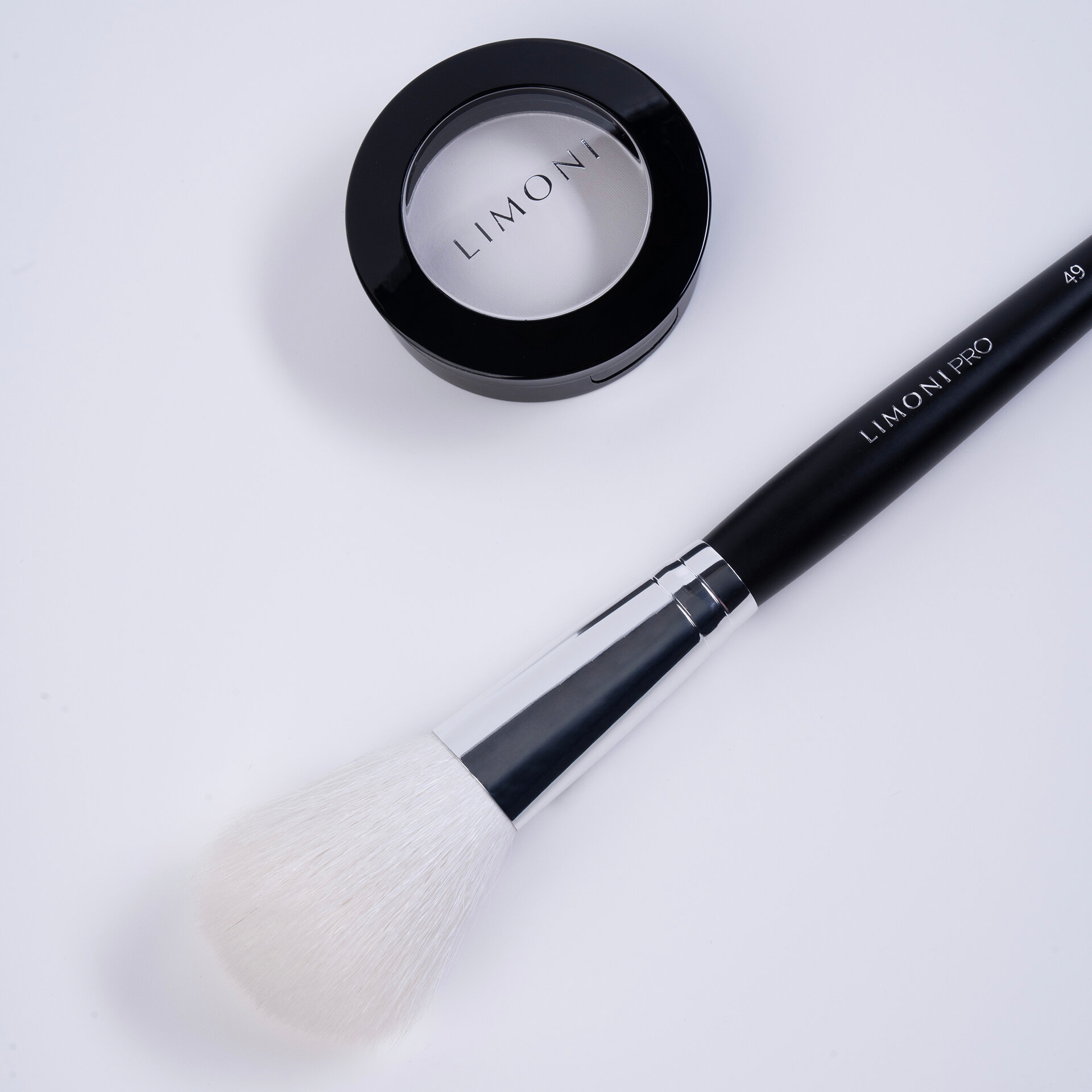 LIMONI Пудра компактная матирующая "Transparent matte powder", тон 01 (3,5 г.)